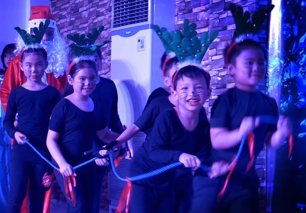 Kids Perform Christmas Musical Cinderella