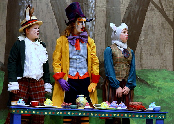Large Cast Play for Children to Perform - Alice in Wonderland