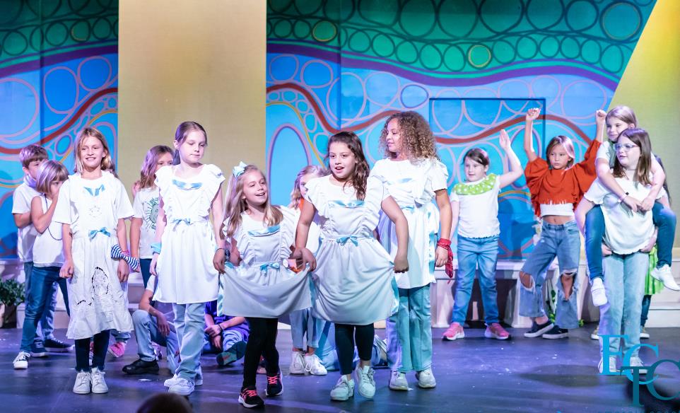 Lots of Alices in Alice in Wonderland