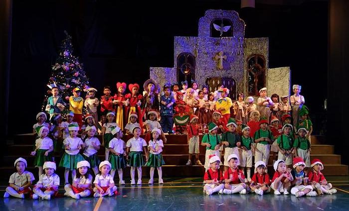 Cast of Alice in Wonderland Christmas Musical