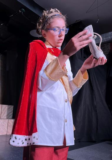 Prince looks for owner of slipper in Cinderella