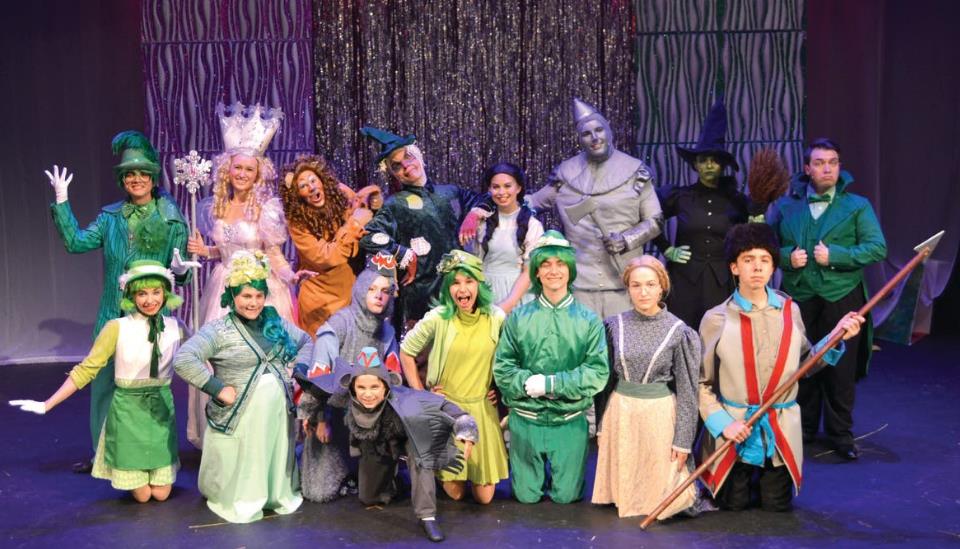 The Cast of Wizard of Oz at the Palace