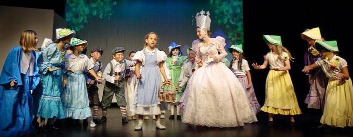 Great Play Script for a Large Cast of Young People!  The Wizard of Oz!